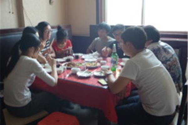 广告公司拍摄家庭聚餐