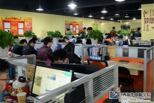 广告公司入职发电脑